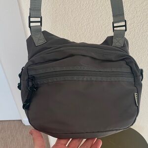 Taikan Everything Sleek Gray Messenger Bag